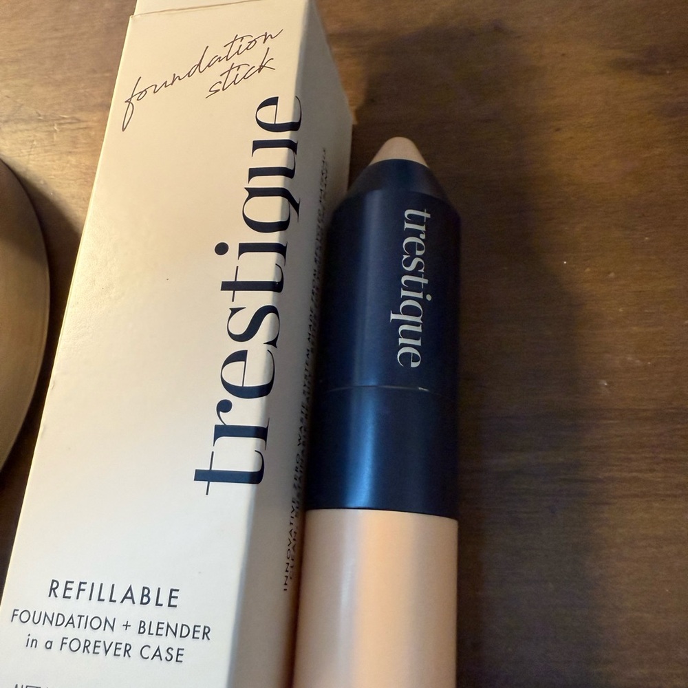 Trestique Refillable Foundation Stick + Sponge. Color Crete